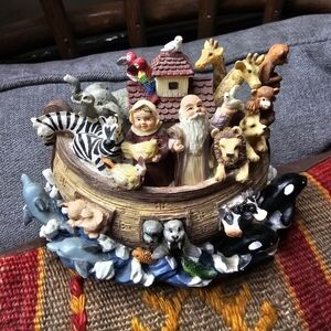 Simson Giftware Collectible Noah's Ark music box.
